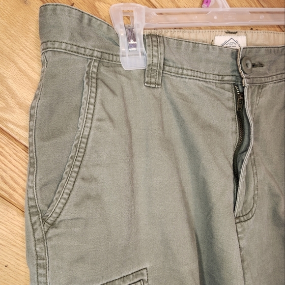 St. John's Bay size 34 green cargo shorts - Picture 2 of 11